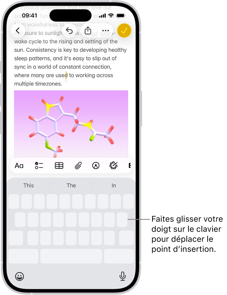 Un document est ouvert dans l’app Notes. Le clavier à l’écran dans la partie inférieure de l’écran est en mode trackpad.