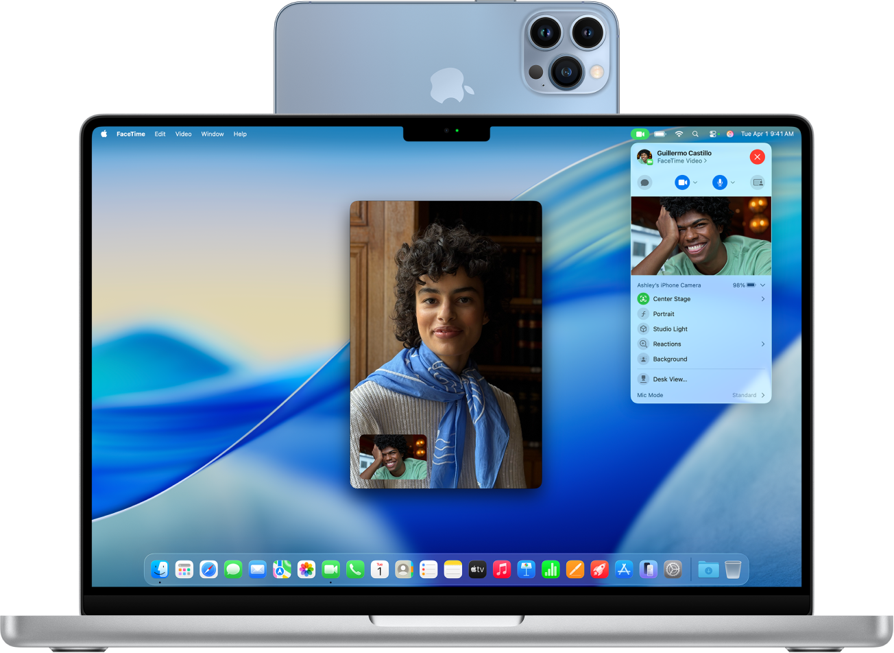 MacBook Pro menggunakan iPhone sebagai webcam dan menampilkan percakapan FaceTime.