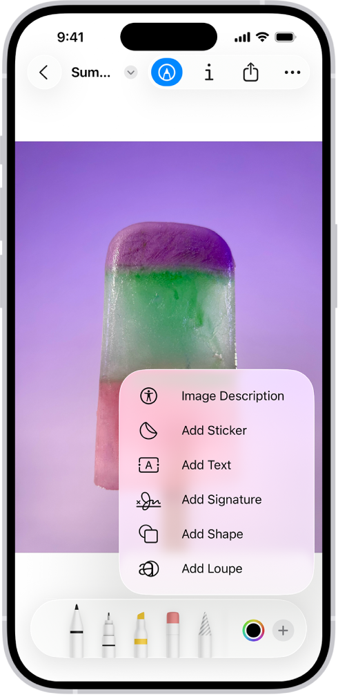 Gambar dibuka di app Pratinjau. Menu menampilkan pilihan yang dapat ditambahkan ke menu, seperti stiker dan teks. Tombol Markah, Info, Bagikan, dan Lainnya muncul di bagian atas layar, dan alat anotasi muncul di bagian bawah layar.