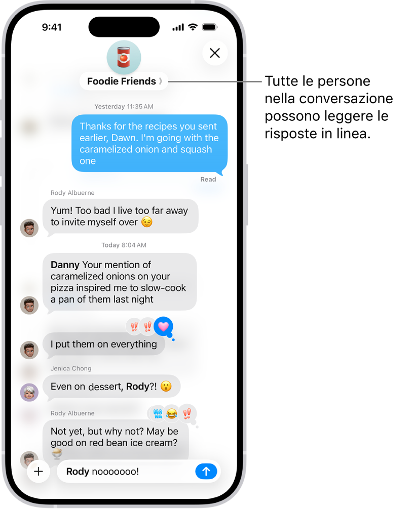 Scrittura di una risposta in linea all’interno di una conversazione di gruppo in Messaggi. Un’altra persona nella conversazione viene menzionata e il nome è in corsivo.