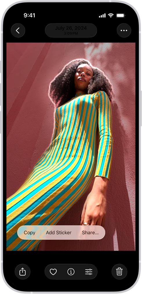 ଫଟୋ ଆପ୍ ଲାଇବ୍ରେରିରେ ଏକ ଫଟୋ ଖୋଲା ଅଛି। ଫଟୋର ମଧ୍ଯଭାଗରେ ଥିବା ବିଷୟକୁ ରେଖାଙ୍କିତ କରାଯାଇଛି ଏବଂ ଏହା ଉପରେ “କପି କରନ୍ତୁ”, “ଷ୍ଟିକର୍ ଯୋଡ଼ନ୍ତୁ” ଏବଂ “ଶେୟର୍ କରନ୍ତୁ” ବଟନ୍ ଦେଖାଯାଉଛି।