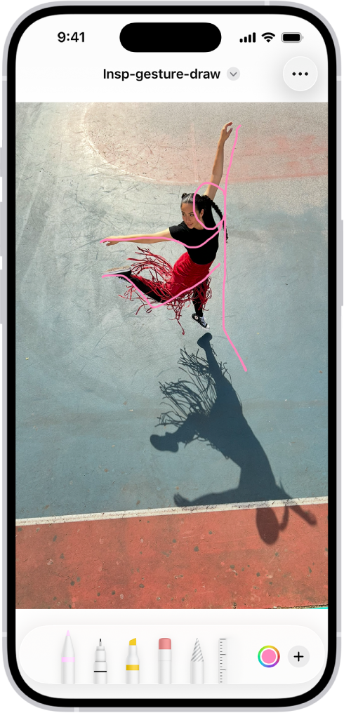 ਨੋਟਸ ਐਪ ਵਿੱਚ ਨੋਟ ਖੁੱਲ੍ਹਾ ਹੈ ਅਤੇ ਸਕਰੀਨ ਦੇ ਹੇਠਾਂ ਮਾਰਕਅੱਪ ਟੂਲਬਾਰ ਖੁੱਲ੍ਹਾ ਹੈ। ਮਾਰਕਅੱਪ ਟੂਲ ਖੱਬੇ ਤੋਂ ਸੱਜੇ ਦਿਖਾਏ ਗਏ ਹਨ: ਪੈਨ, ਮੋਨੋ ਲਾਈਨ, ਮਾਰਕਰ, ਇਰੇਜ਼ਰ, ਲਾਸੋ, ਰੂਲਰ ਅਤੇ ਪੈਨਸਿਲ, ਜਿਸ ਤੋਂ ਬਾਅਦ ਰੰਗ ਚੋਣਕਾਰ ਬਟਨ ਅਤੇ ਜੋੜੋ ਬਟਨ ਆਉਂਦਾ ਹੈ।