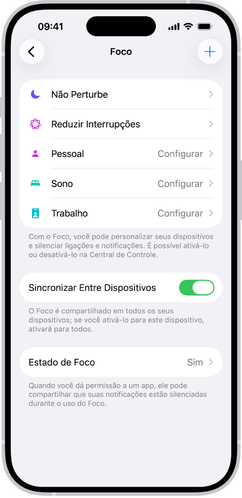 Uma tela mostrando cinco opções de Foco fornecidas: Não Perturbe, Sem mensagens durante ligações, Sono, Pessoal e Trabalho. A opção “Sincronizar Entre Dispositivos” está ativada, o que permite que os mesmos ajustes de Foco sejam usados em todos os seus dispositivos Apple.