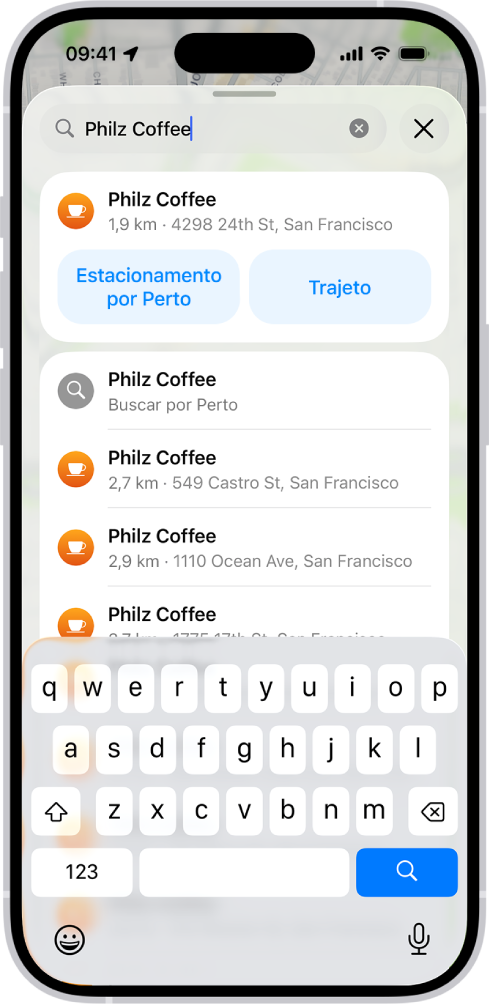 Uma localização é inserida no campo de busca do app Mapas e os resultados estão listados abaixo.