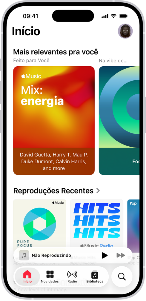 Aba Início no app Música, mostrando Mais Relevantes na parte superior. Você pode passar o dedo à esquerda ou à direita para ver mais músicas selecionadas apenas para você. Reproduções Recentes aparece abaixo.