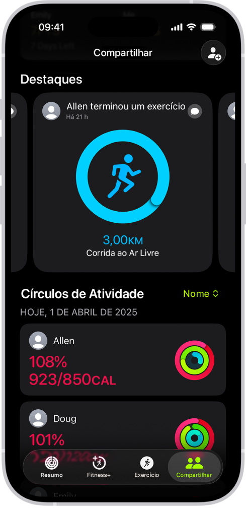 Tela de Compartilhamento do app Fitness, com círculos de atividade e destaques de atividade compartilhados entre uma pessoa e seus amigos.
