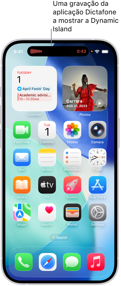 Ecrã principal do iPhone 14 Pro com uma gravação do Dictafone na Dynamic Island na parte superior do ecrã.