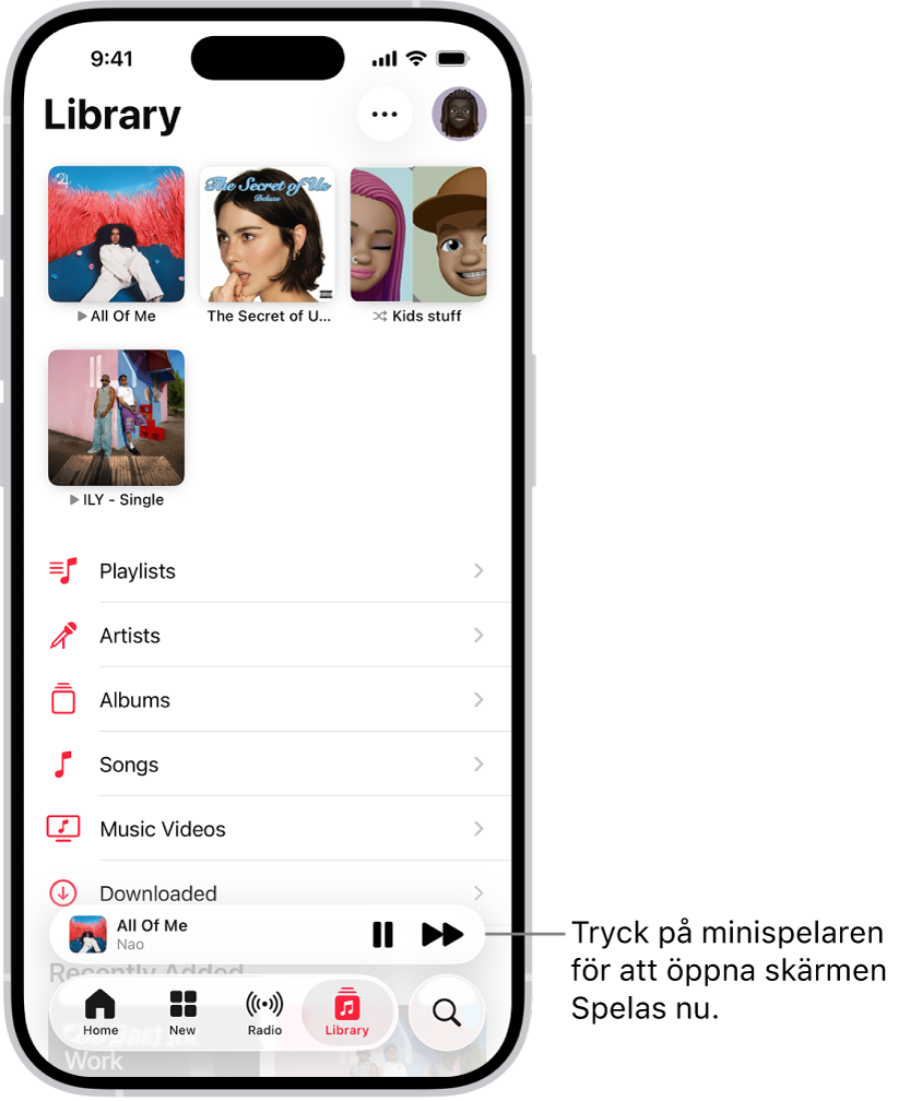 Biblioteksskärmen med minispelaren nästan längst ned. I minispelaren visas titeln på den låt som spelas. Knapparna Pausa och Nästa spår finns till höger om låttiteln. Öppna Spelas nu genom att trycka på minispelaren.