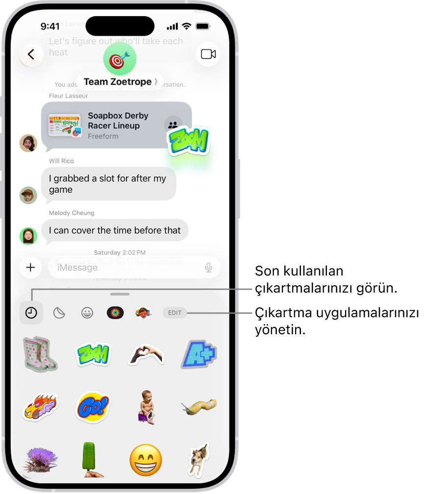 Çıkartmalar yazışmanın altında görünür. Kartın üst tarafındaki her düğme bir çıkartma paketini açıyor.