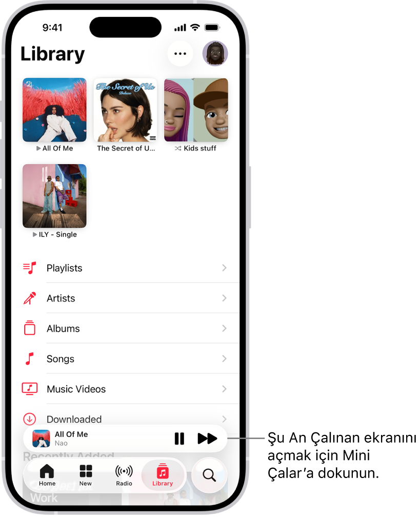 Alt tarafta Mini Çalar’ı gösteren Arşiv ekranı. Mini Çalar, çalan parçanın adını gösteriyor. Duraklat ve Sonraki Parça düğmeleri parça adının sağında. Şu An Çalınan ekranını açmak için Mini Çalar’a dokunun.