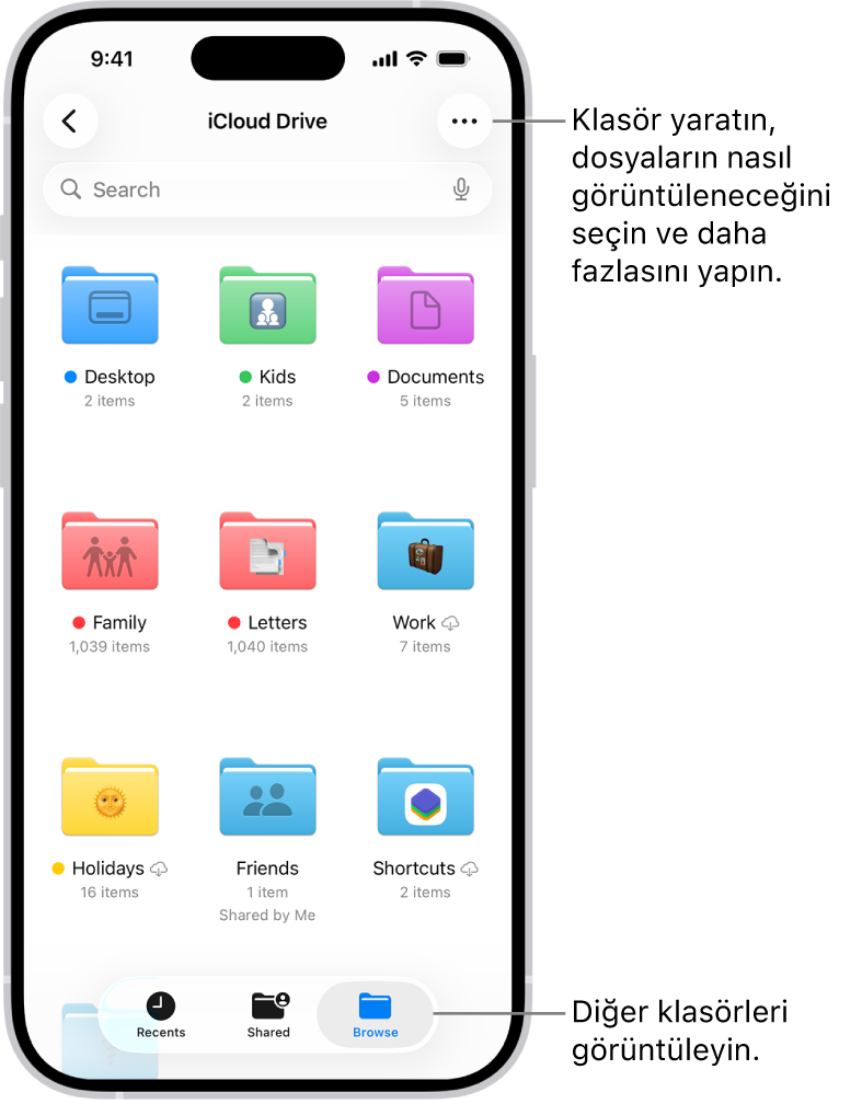 iCloud Drive’ınızdaki dosyaları ve klasörleri gösteren Dosyalar uygulaması. Daha Fazla menüsünde öğeleri seçme, yeni bir klasör yaratma, belgeleri tarama ve sunucuya bağlanma seçenekleri var. Bunun altında ekrandaki öğeleri Simge veya Liste olarak görüntüleme seçenekleri var. En altta ise Ad, Tür, Tarih, Büyüklük ve Etiketler için sıralama seçenekleri ile bunları takip eden Görüntü Seçenekleri var.