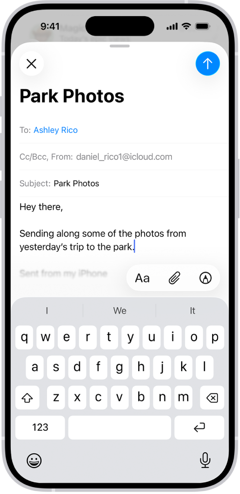 Một email nháp đang được soạn với các tùy chọn tệp đính kèm phía trên bàn phím.