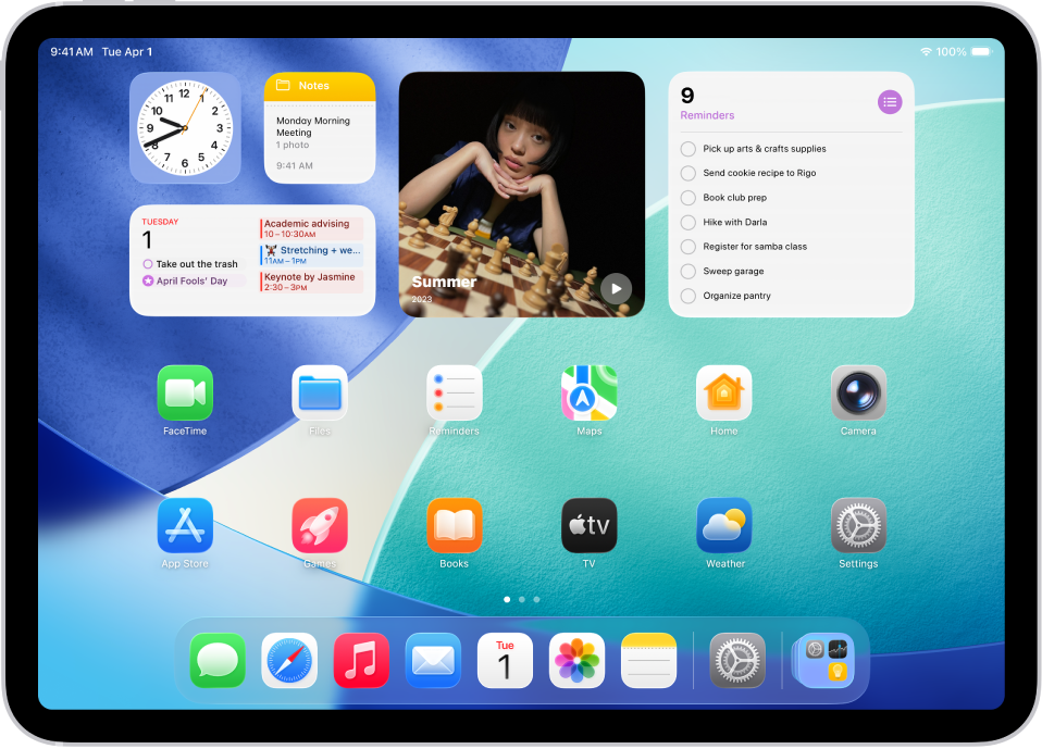 شاشة الـ iPad الرئيسية وبها عدة أيقونات تطبيقات، بما فيها أيقونة تطبيق الإعدادات، التي يمكنك الضغط عليها لتغيير مستوى الصوت وإضاءة الشاشة والمزيد على الـ iPad.
