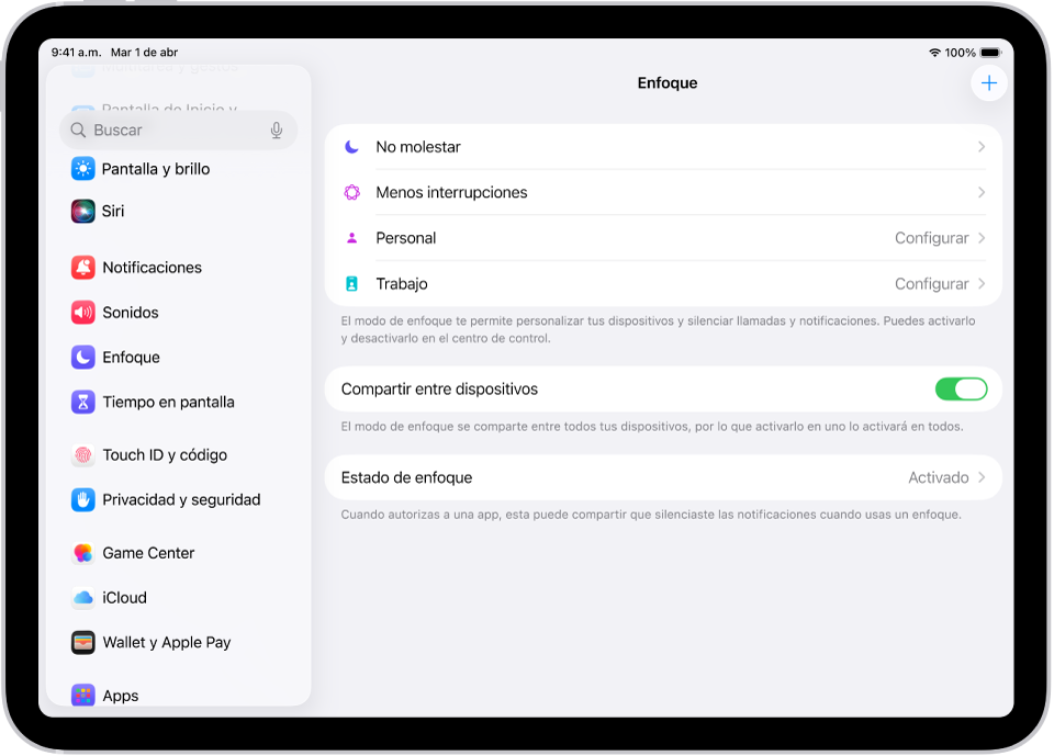 Una pantalla mostrando seis opciones de enfoque proporcionadas: No molestar, Al volante, Sin mensajes durante las llamadas, Sueño, Personal y Trabajo. El botón Compartir en todos los dispositivos está activado, lo que te permite usar la misma configuración de Enfoque en todos tus dispositivos Apple.
