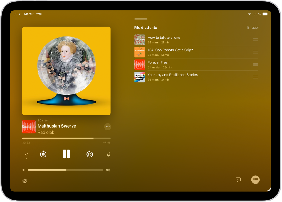 Le lecteur en plein écran de l’app Podcasts, avec l’illustration du podcast, le titre de l’épisode, les commandes de lecture et le curseur de volume. La liste des épisodes dans la file d’attente est affichée en haut à droite de l’écran. En bas de l’écran se trouvent l’icône AirPlay, l’icône « Afficher la transcription » et le bouton Suivant.