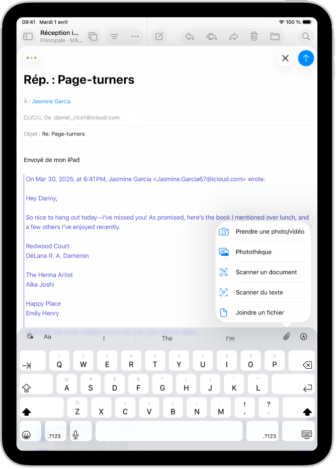Un brouillon d’e-mail en cours d’écriture avec les options de pièces jointes situées au-dessus du clavier.