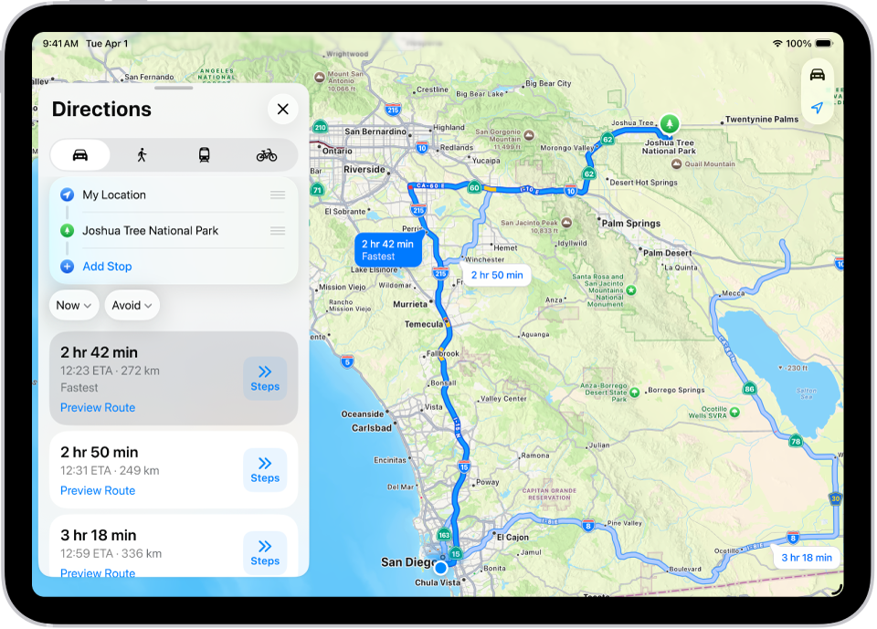 Egy iPad képernyője egy térképpel, amelyen számos különböző autós útvonal látható ugyanahhoz az úti célhoz. Mindegyik útvonalnál megjelenik a becsült idő és távolság, valamint egy Lépések gomb, amellyel megtekinthető a részletes navigáció. Az egyes útvonalakon látható színkódok a forgalmi körülményeket jelzik.