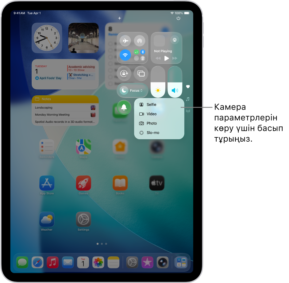 Камера басқару элементін басып тұрған кезіңізде басқару орталығында қолжетімді қосымша Камера опцияларын көрсетіп тұрған экран. Опциялар — «Селфи», «Видео», «Фото» және «Баяу»