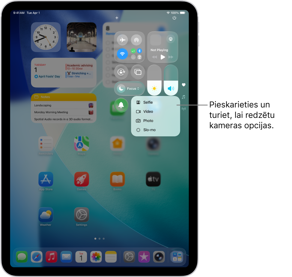 Ekrāns, kurā redzamas Camera papildu opcijas izvēlnē Control Center, kas pieejamas, ja pieskaraties un turat vadīklu Camera. Pieejamās opcijas ir Selfie, Video, Photo un Slo-mo.