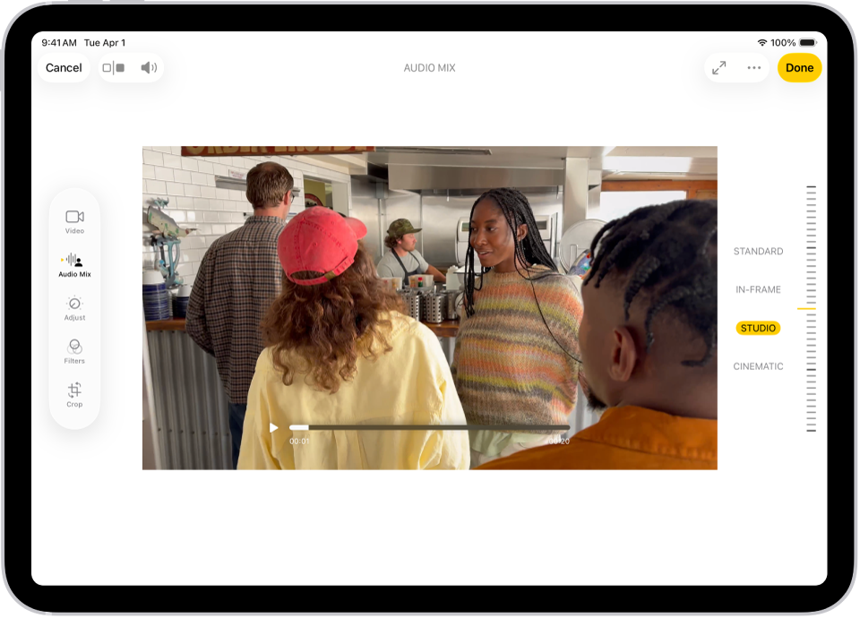Een video is open in de Foto's-app. Aan de linkerkant van het scherm staan bewerkingsknoppen voor 'Video', 'Audiomix', 'Pas aan', 'Filters' en 'Snij bij'. 'Audiomix' is geselecteerd. Aan de rechterkant van het scherm staan knoppen om de geluidsopties aan te passen: 'Standaard', 'In kader', 'Studio' en 'Film'. 'Studio' is geselecteerd.