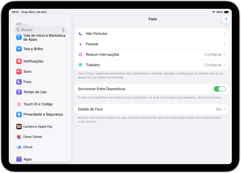 Uma tela mostrando seis opções de Foco fornecidas: Não Perturbe, Dirigindo, Sem mensagens durante ligações, Sono, Pessoal e Trabalho. O botão Sincronizar Entre Dispositivos está ativado, o que permite que os mesmos ajustes de Foco sejam usados em todos os seus dispositivos Apple.