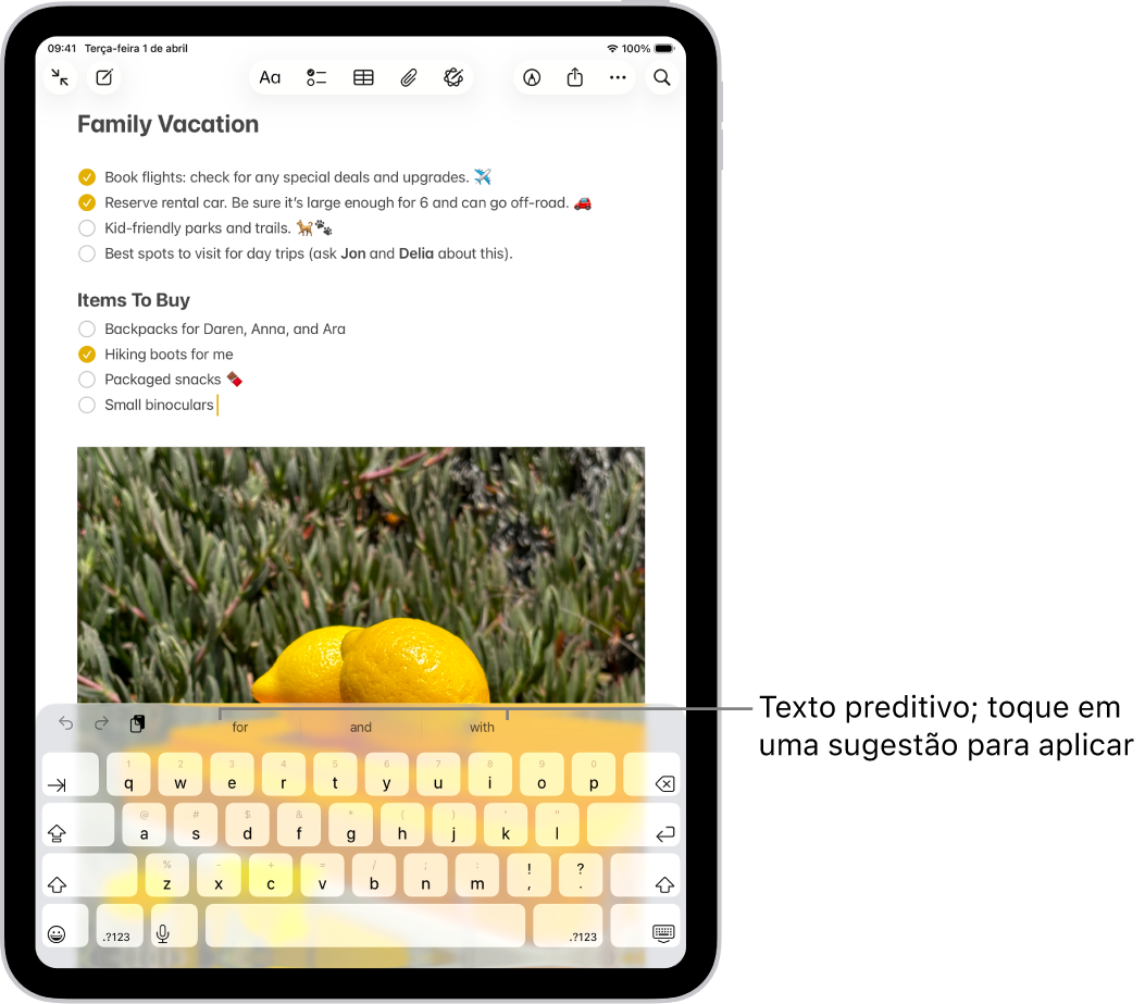 Um teclado na tela está aberto no app Notas. Um texto é digitado no campo de texto e, acima do teclado, há sugestões de texto preditivo para a próxima palavra.