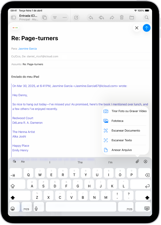 Rascunho de um e‑mail sendo redigido com as opções de anexos acima do teclado.