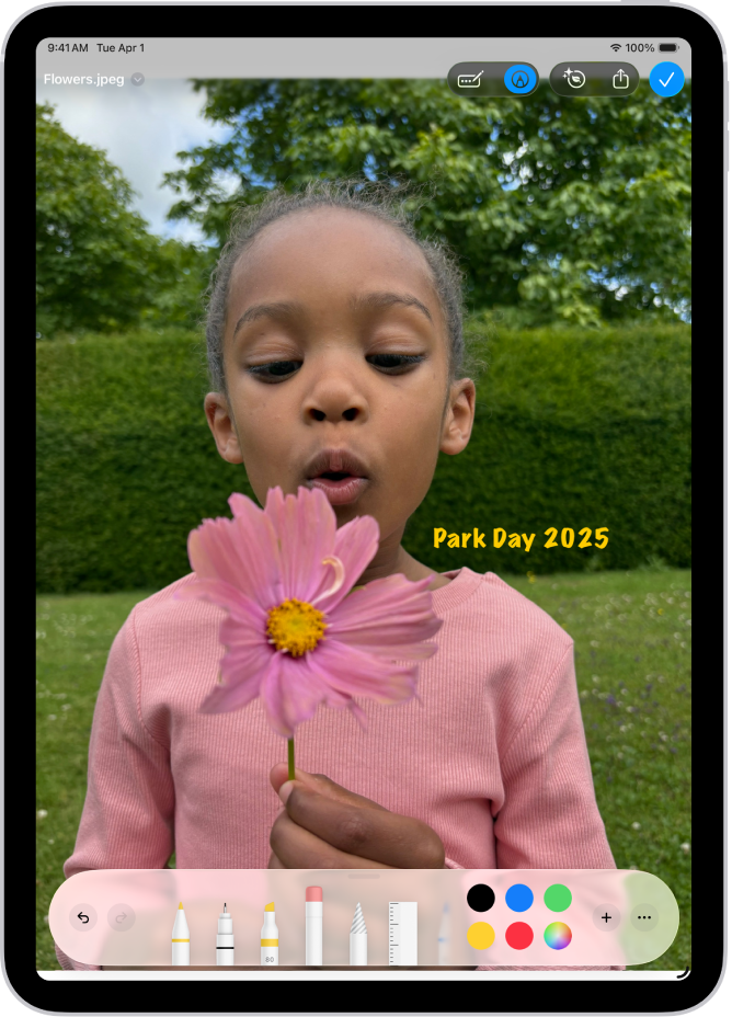 No Mail, um ficheiro PDF de um anexo tem texto adicionado e um sticker de um emoji. Por baixo da página web encontram-se os botões de marcação.