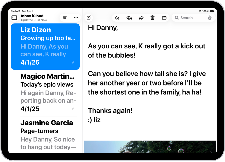 Um iPad com a aplicação Mail aberta. As mensagens de e-mail são apresentadas com texto grande e a negrito.