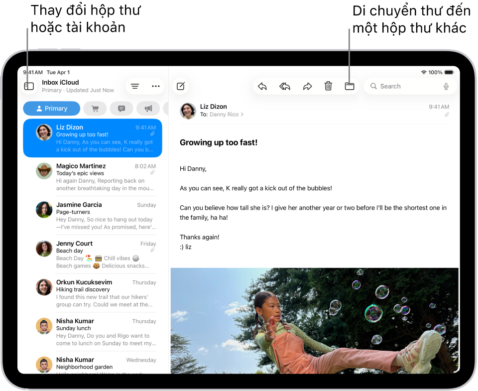 Hộp thư đến Mail, với một danh sách các email ở bên trái và một email được mở ở bên phải.