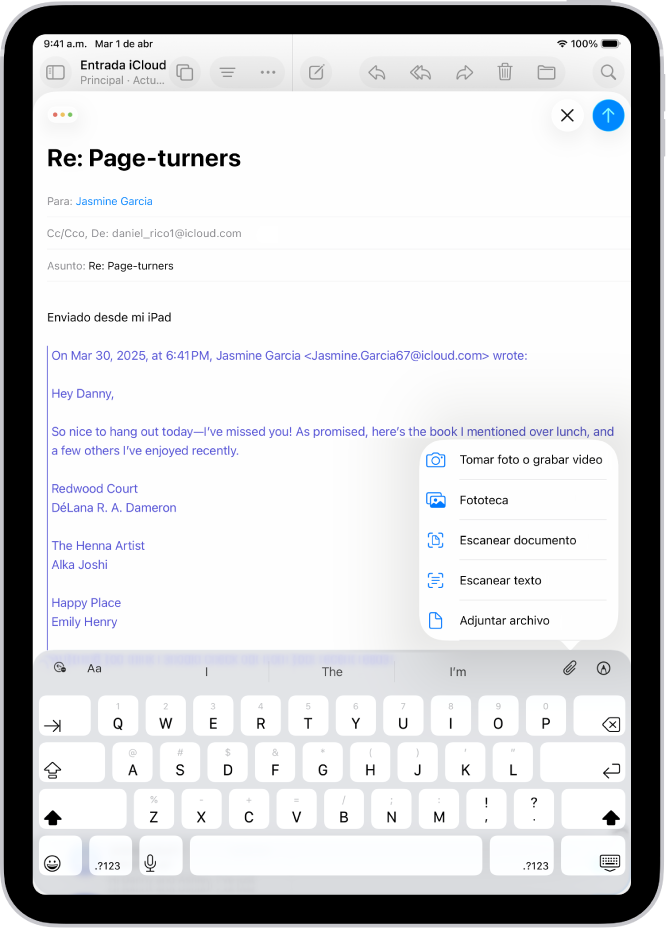 Se está redactando el borrador de un correo y las opciones de archivos adjuntos están arriba del teclado.