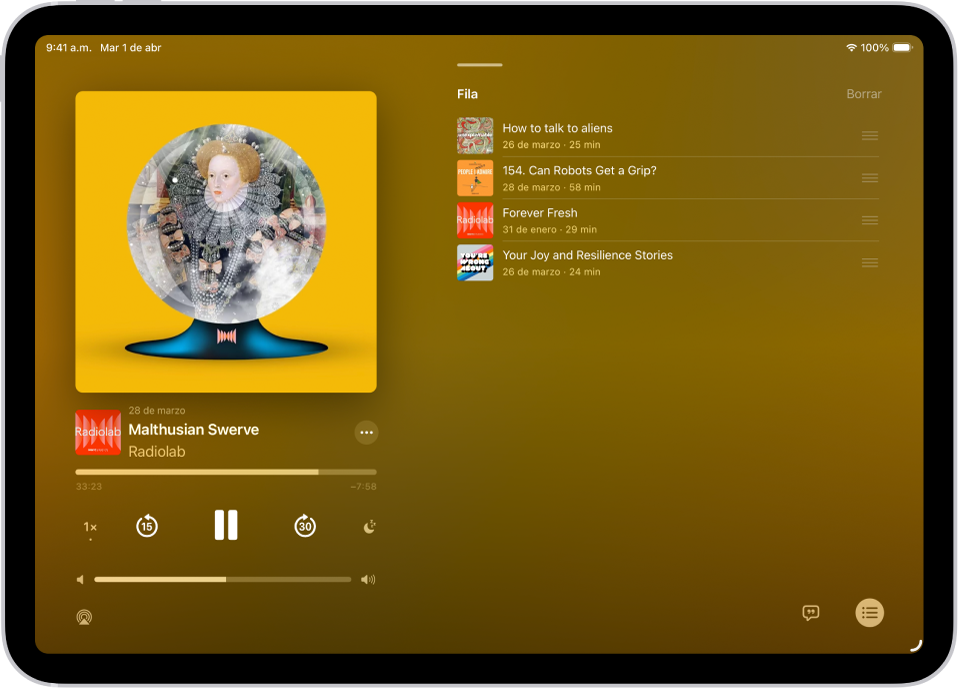 El reproductor en pantallac ompleta en la app Podcasts, mostrando la ilustración de un podcasts, el título del episodio, los controles de reproducción y el regulador de volumen. En el lado derecho de la pantalla hay una lista de episodios. En la parte inferior de la pantalla están el ícono de AirPlay, el ícono de Ver transcripción y el botón Siguiente.