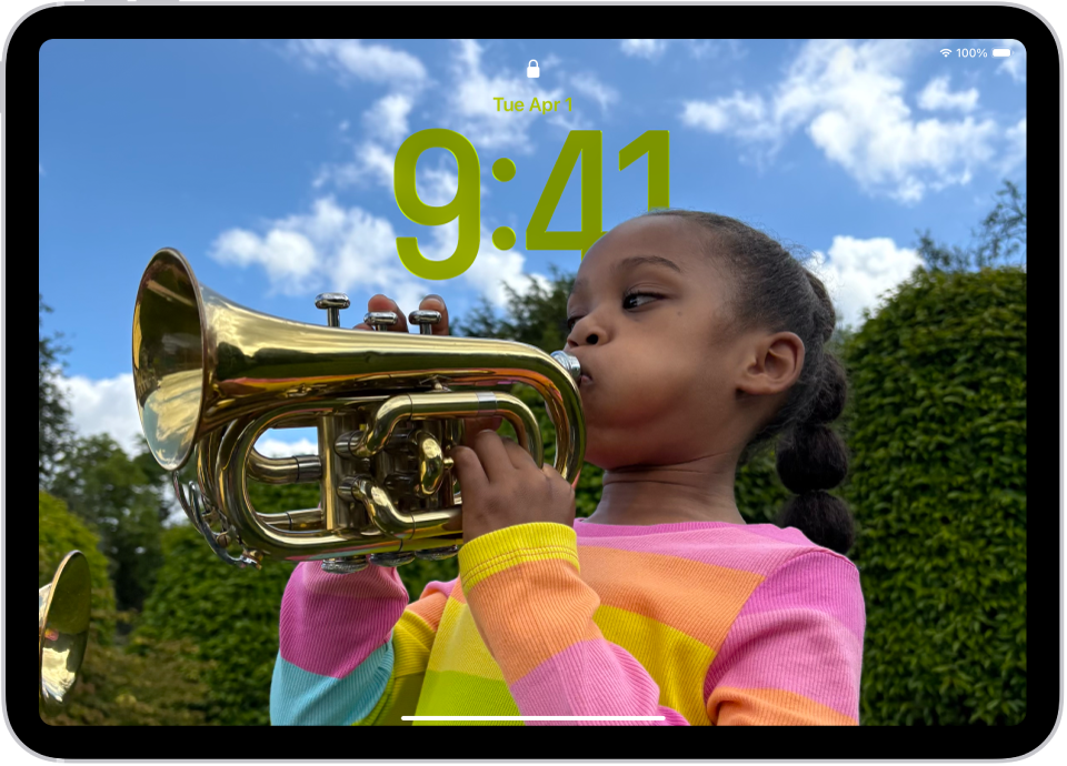 מסך הנעילה של ה-iPad עם צילום מותאם אישית שממלא את המסך.