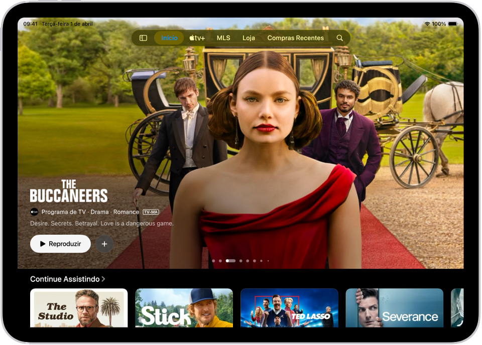 Aba Início mostrando um Apple Original em destaque no centro, acima da fileira Continuar Assistindo. Na parte inferior da tela, da esquerda para a direita, as abas Início, Apple TV+, MLS, Loja, Compras Recentes e Buscar.