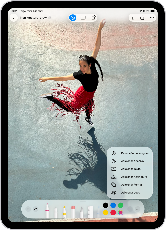A barra de ferramentas de Marcação está aberta na parte inferior de uma nota no app Notas. O botão Adicionar, no canto inferior direito da tela, está selecionado. Estas opções estão disponíveis no menu Adicionar: Adicionar Adesivo, Adicionar Texto, Adicionar Assinatura e Adicionar Forma.