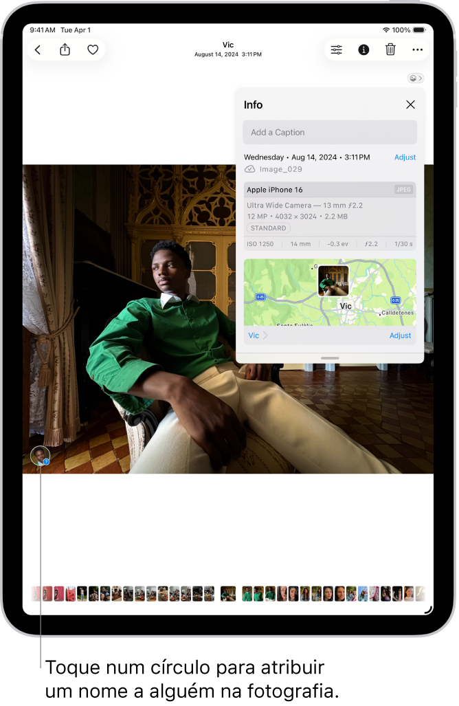 O ecrã do iPad mostra uma fotografia aberta na aplicação Fotografias. No canto inferior esquerdo da fotografia está uma miniatura da pessoa que aparece na fotografia.