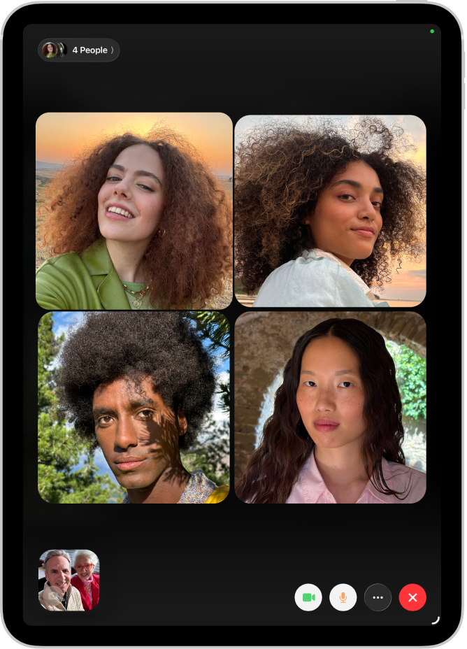 การโทร FaceTime แบบกลุ่มที่แสดงผู้เข้าร่วมสี่คนในช่องสี่เหลี่ยมแต่ละช่องที่ด้านบนสุดของหน้าจอ ผู้เข้าร่วมเพิ่มเติมสองคนแสดงอยู่ด้วยกันในช่องสี่เหลี่ยมที่ด้านซ้ายล่างสุด ที่ด้านขวาล่างสุดคือตัวควบคุม FaceTime เช่น ปุ่มวิดีโอ ปุ่มไมโครโฟน ปุ่มอื่นๆ และปุ่มวางสาย