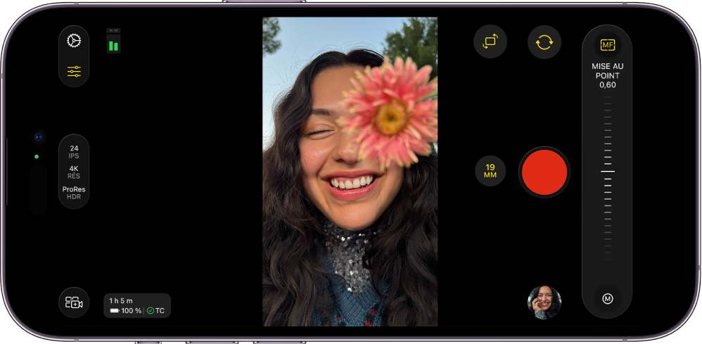Écran de Final Cut Camera avec un iPhone tenu horizontalement et la caméra avant réglée sur l’orientation d’enregistrement verticale.
