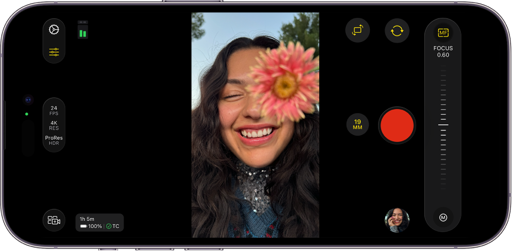 Skrin Final Cut Camera dengan iPhone dipegang secara mendatar dan kamera pandang depan disetkan kepada orientasi rakaman menegak.