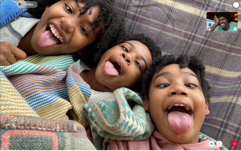 نافذة فيس تايم أثناء مكالمة فيديو. يظهر مشارك واحد في مربع في الزاوية العلوية اليسرى، ويظهر الأشخاص الآخرون في الجزء الرئيسي من النافذة.