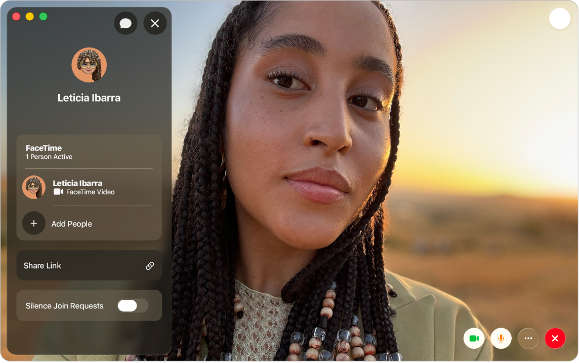 Et igangværende FaceTime-videoopkald med den aktuelle deltager, der vises til højre. Deltagerens navn samt muligheden Tilføj personer vises i indholdsoversigten.
