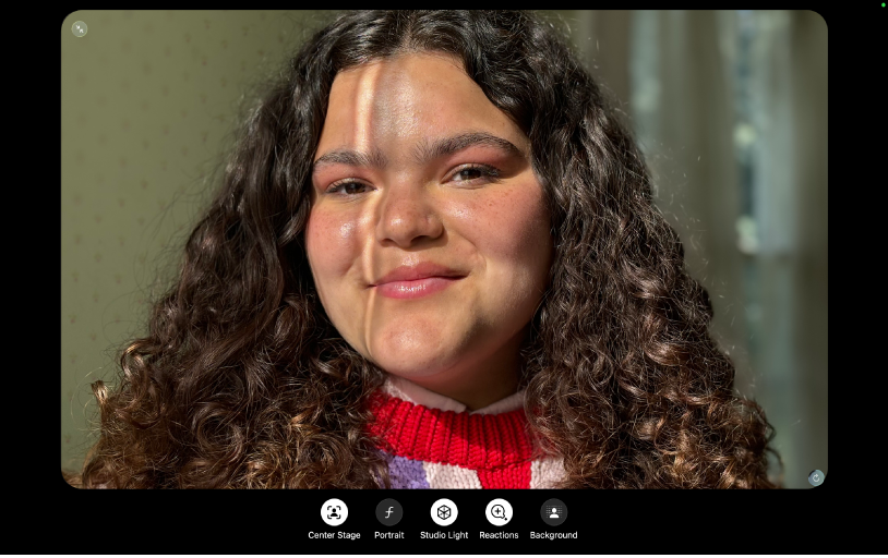 Et FaceTime-vindu viser en deltaker. Nederst i vinduet er videoeffektknapper: I fokus, Portrett, Lys, Reaksjoner og Bakgrunn.