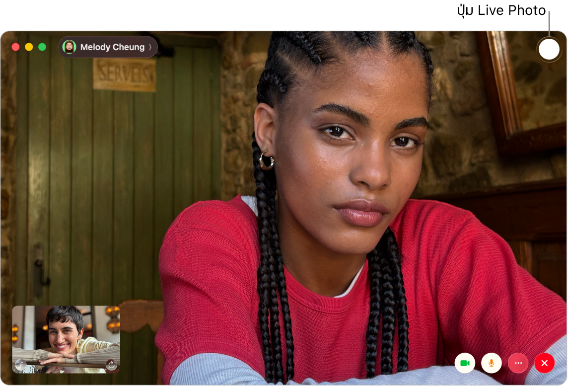 หน้าต่าง FaceTime ในระหว่างการโทรแบบวิดีโอแบบหนึ่งต่อหนึ่ง ปุ่ม Live Photo อยู่ที่มุมขวาบนสุดของหน้าต่าง