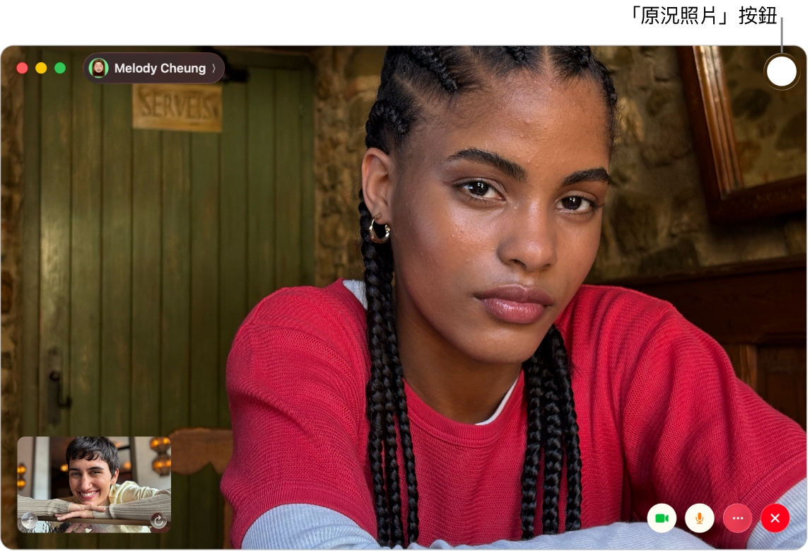 一對一視訊通話期間的 FaceTime 視窗。「原況照片」按鈕在視窗右上角。