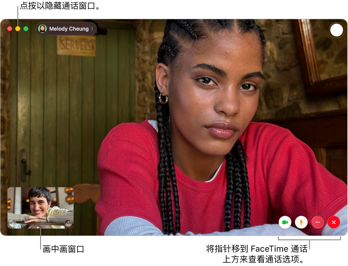 将指针移到 FaceTime 通话窗口上来查看“边栏”、“摄像头”、“静音”、“屏幕共享”、“结束通话”和“实况照片”按钮。点按左上角的中间按钮以隐藏通话窗口。画中画窗口显示在左下角。