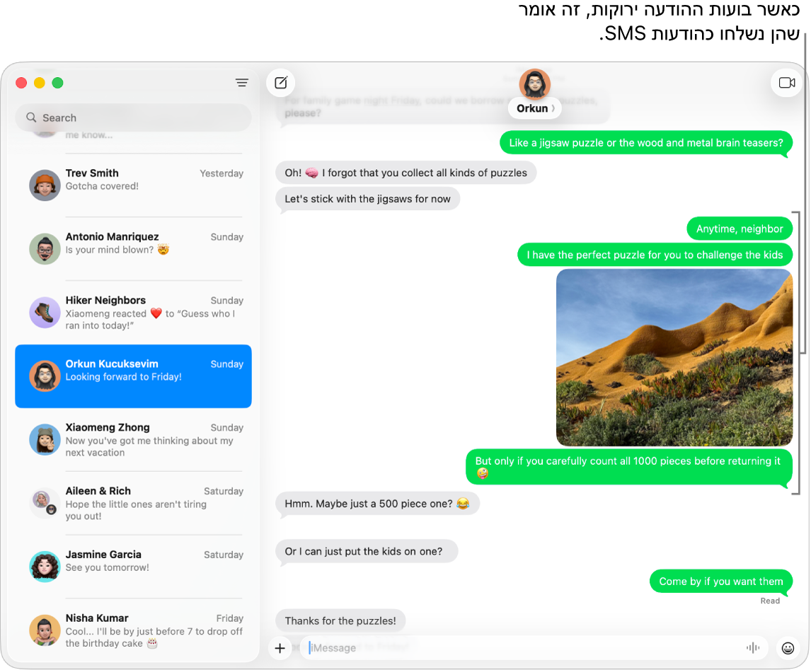 החלון ״הודעות״ עם מספר שיחות המופיעות בסרגל הצד ותמלול מוצג בצד השני. בועות ההודעות ירוקות, צבע שמציין שההודעות נשלחו כהודעות SMS, MMS או RCS.