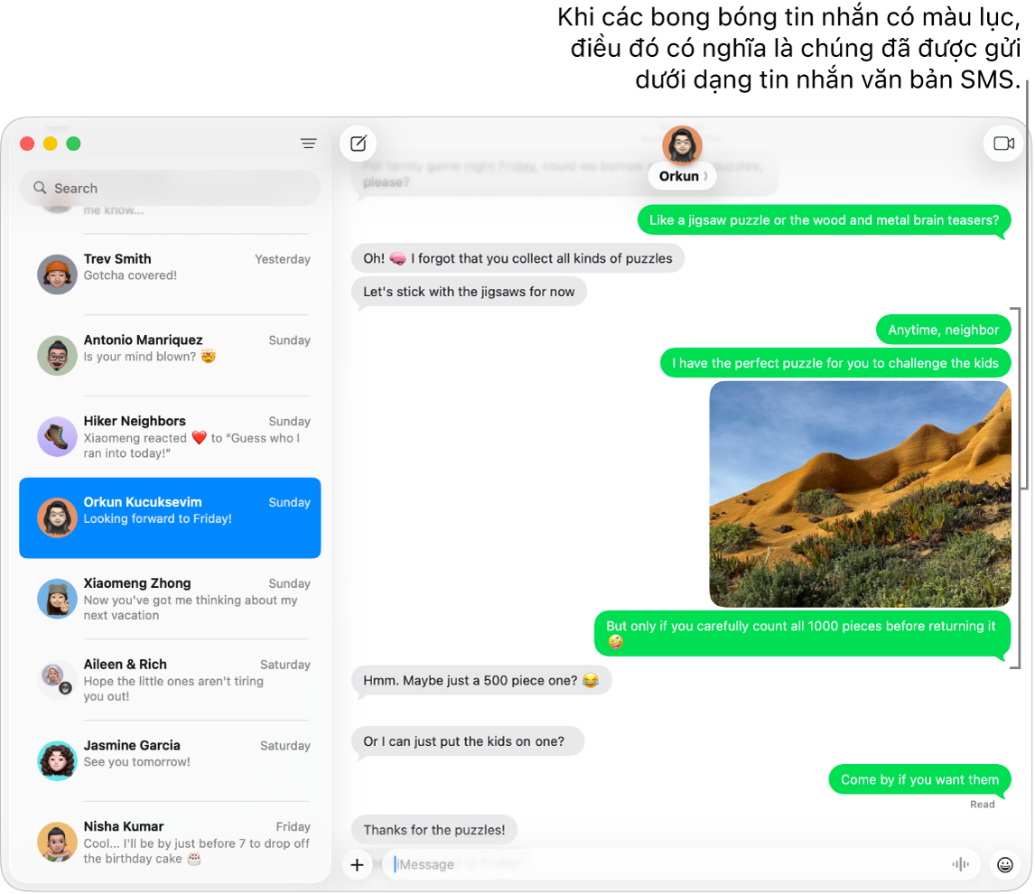Cửa sổ Tin nhắn với một vài cuộc hội thoại được liệt kê trong thanh bên ở bên trái và một bản chép lại đang hiển thị ở bên phải. Các bong bóng tin nhắn có màu lục, biểu thị rằng tin nhắn đã được gửi dưới dạng tin nhắn văn bản SMS, MMS hoặc RCS.