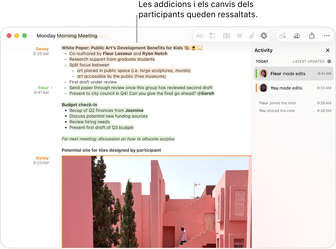Una nota que mostra les notes d’una reunió. Els canvis dels participants estan ressaltats.