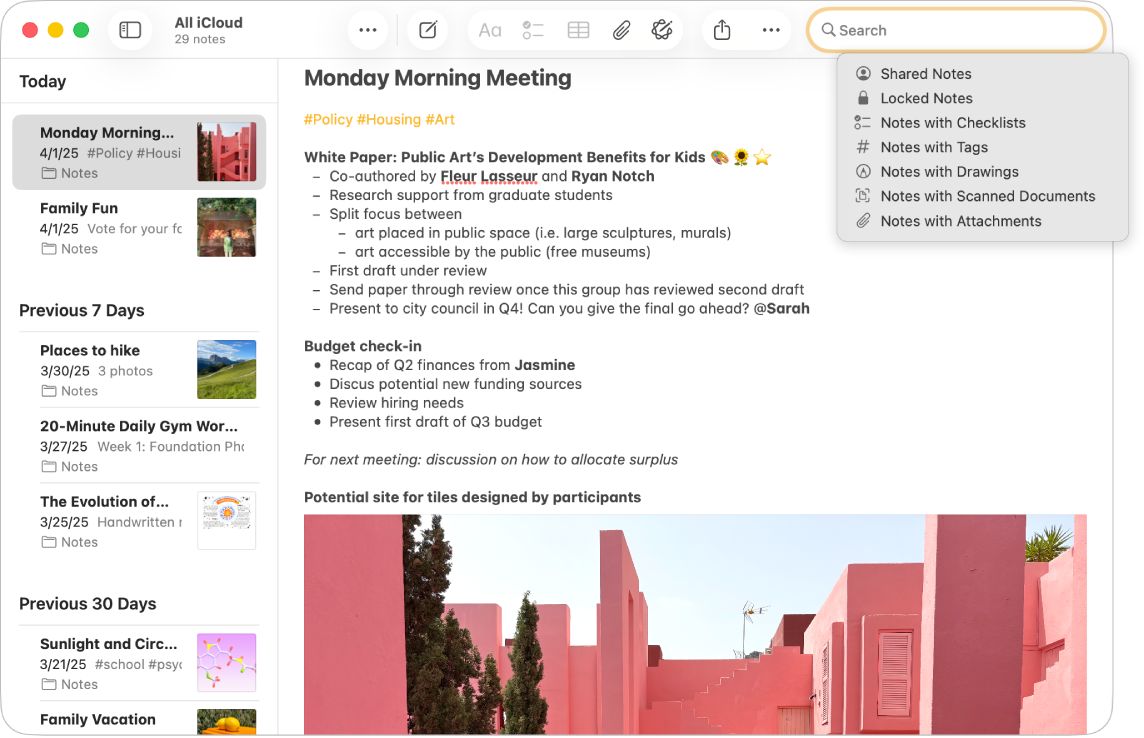 Una ventana de la app Notas mostrando una lista de notas. Las búsquedas sugeridas aparecen en la esquina superior derecha, por ejemplo, notas bloqueadas y notas con archivos adjuntos.