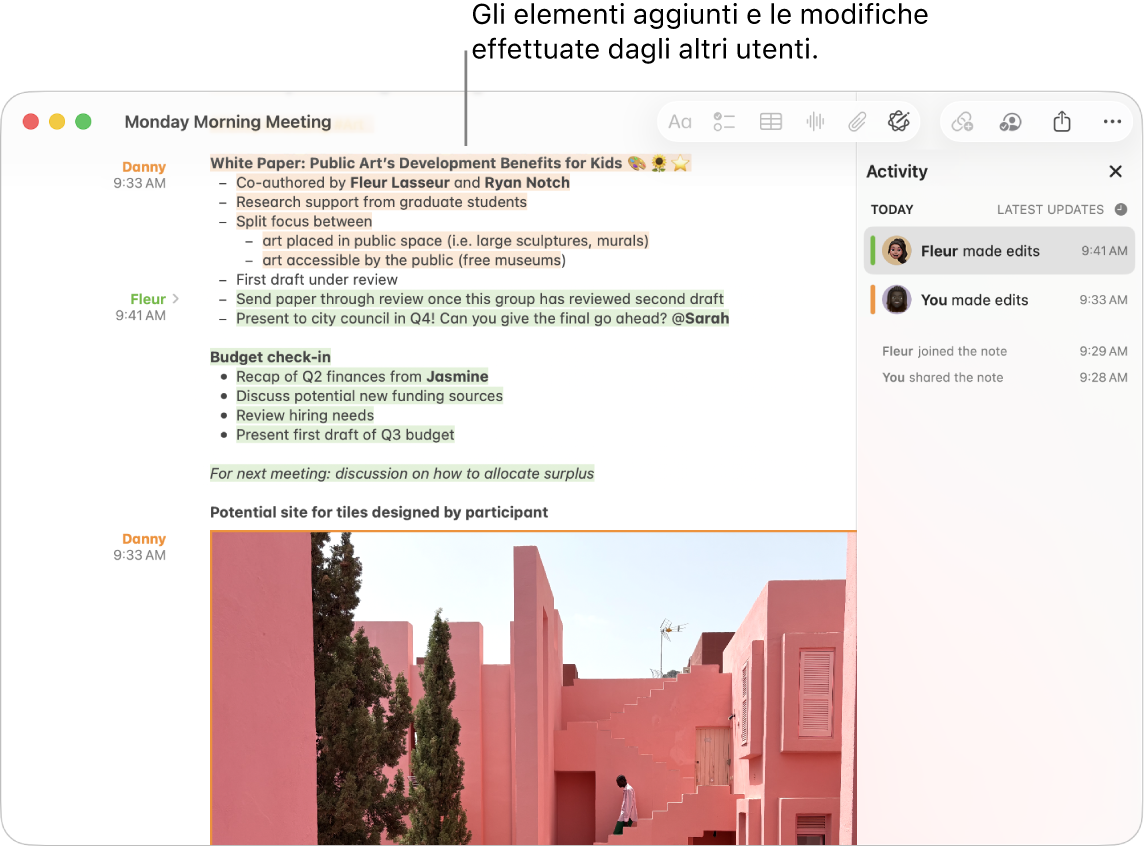Una nota che mostra le note di una riunione. Le modifiche apportate dai partecipanti vengono evidenziate.